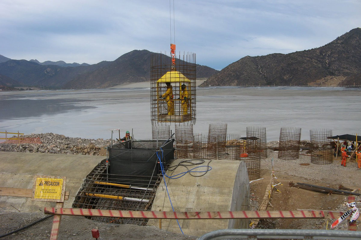 Construcción Obras Evacuador de Emergencia y Manejo de Aguas Superficiales