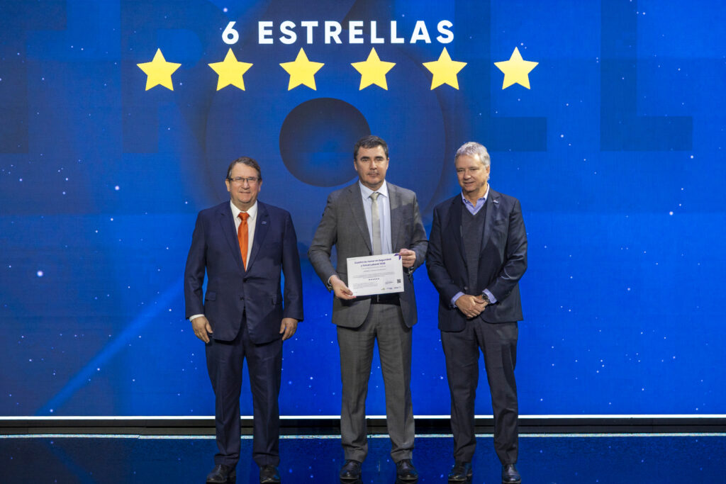 Carlos Solís Pizarro, Gerente General de INCOLUR S.A., recibe la distinción 6 Estrellas en Seguridad y Salud Laboral otorgada por la CChC y Mutual de Seguridad.