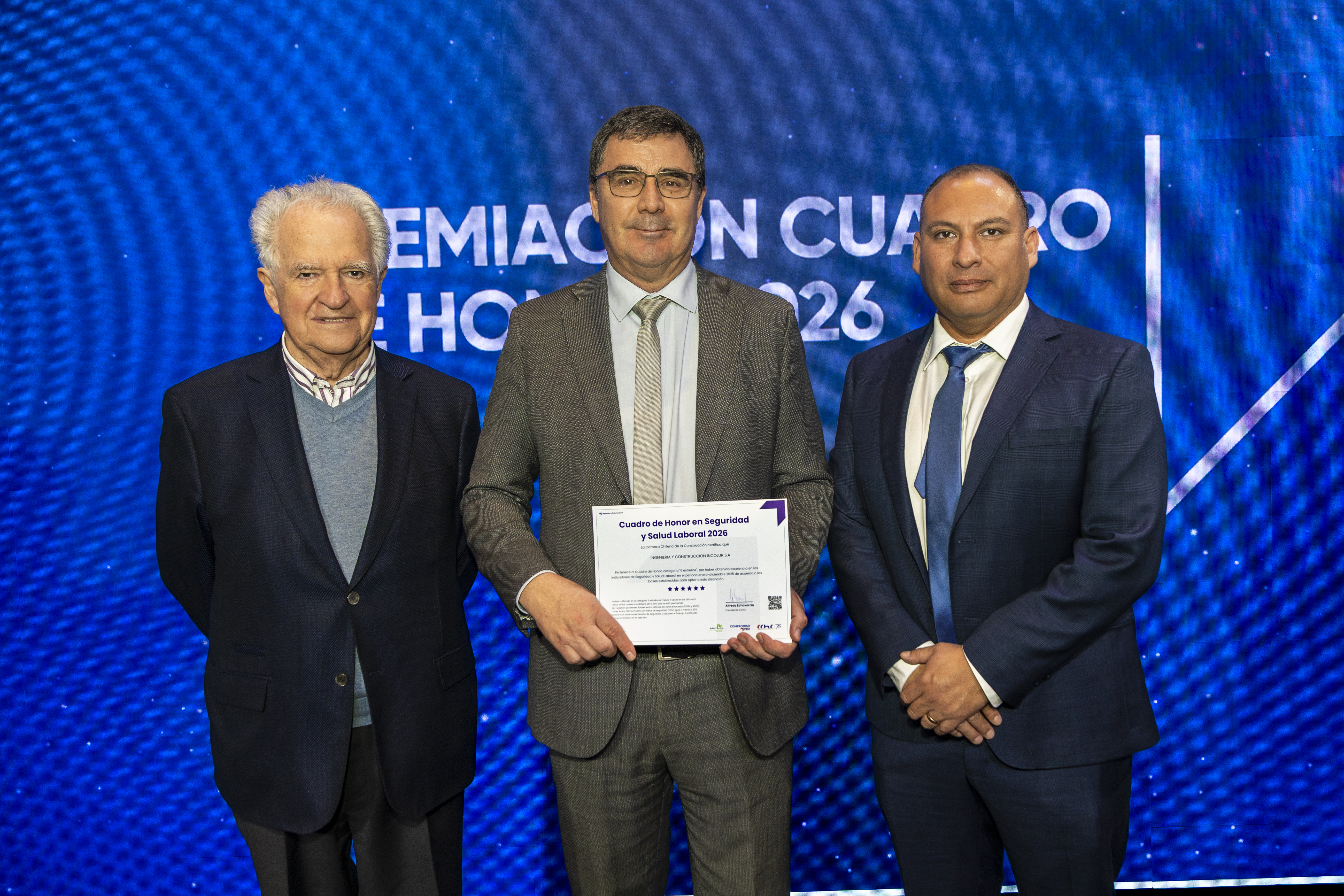 Representantes de INCOLUR S.A. en el Cuadro de Honor en Seguridad y Salud Laboral 2026 Adrián Rivas, Director de INCOLUR S.A.; Carlos Solís Pizarro, Gerente General; y Mario E. Salas Rodríguez, Jefe de Seguridad y Salud Ocupacional, durante la ceremonia del Cuadro de Honor en Seguridad y Salud Laboral 2026.